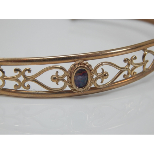 171 - 9ct Gold Bangle set with a central opal: Weight 5.05g