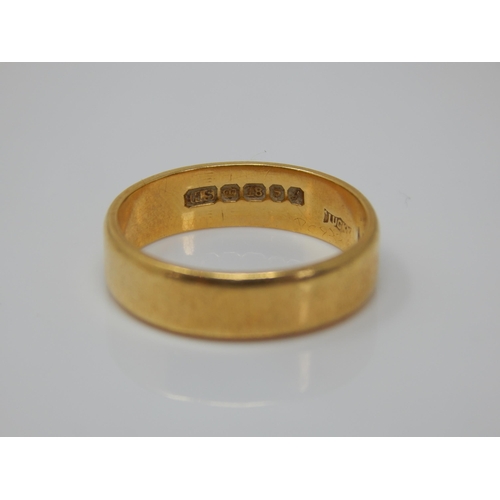 181 - 18ct Gold Wedding Ring: Size M: Weight 4.33g