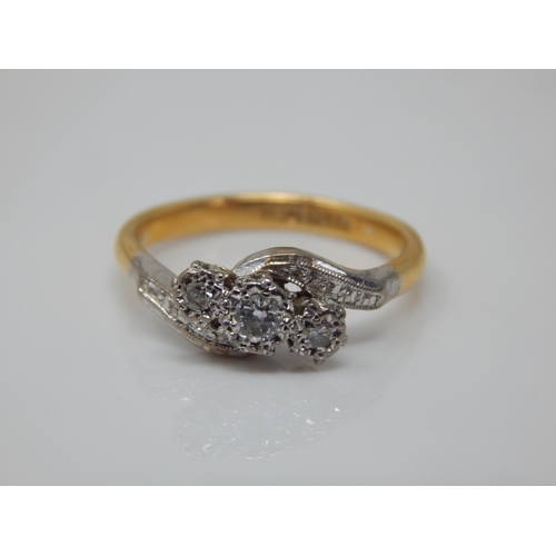 186 - 18ct Gold & Platinum Diamond Trilogy Ring: Size K: Gross weight 2.92g