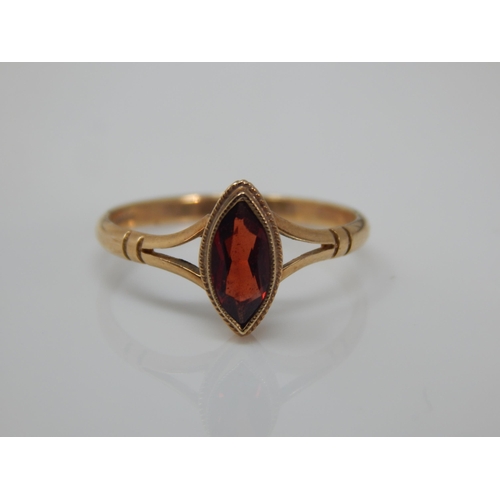 195 - 9ct Gold Garnet Set Ring: Size N: Gross weight 1.57g