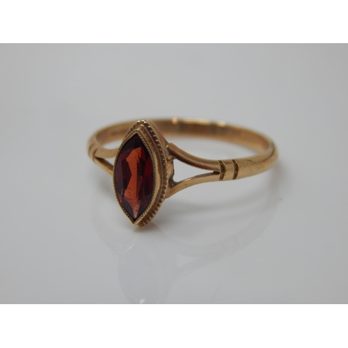 195 - 9ct Gold Garnet Set Ring: Size N: Gross weight 1.57g