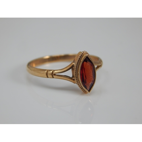 195 - 9ct Gold Garnet Set Ring: Size N: Gross weight 1.57g