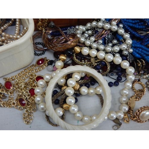 282 - A Huge Quantity of Costume Jewellery & Jewellery Case. Sorting will reward.