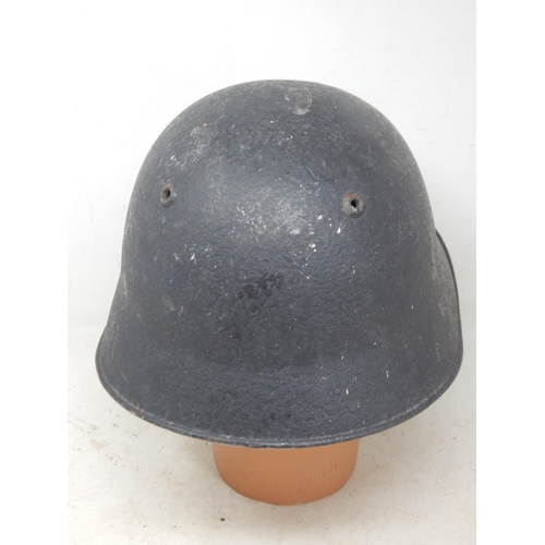 596 - WWII Swiss M18/40 Steel Combat Helmet. Please Note: Customers must satisfy themselves prior to biddi... 