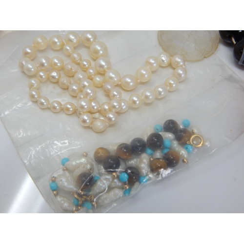 291 - A Quantity of Antique & Vintage Beads & Necklaces Including Amber, Coral, Agate, Pearl etc