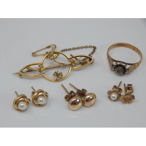 63 - A Quantity of 9ct Gold Including Ring, Brooch & Earrings: Weight 6.59g