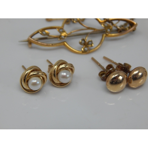 63 - A Quantity of 9ct Gold Including Ring, Brooch & Earrings: Weight 6.59g