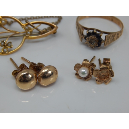 63 - A Quantity of 9ct Gold Including Ring, Brooch & Earrings: Weight 6.59g