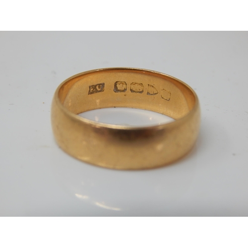 29 - 18ct Gold Wedding Ring: Size V: Weight 7.45g