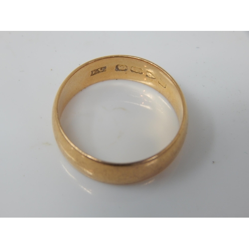 29 - 18ct Gold Wedding Ring: Size V: Weight 7.45g