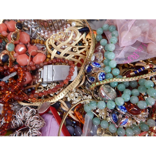 10 - Large selection of costume jewellery, cameos, gold coloured items, etc (lot)