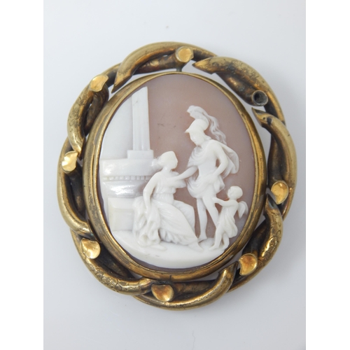 127 - C19 yellow metal swivel-mounted fine shell cameo depicting ancient scene of couple with cupid - no b... 