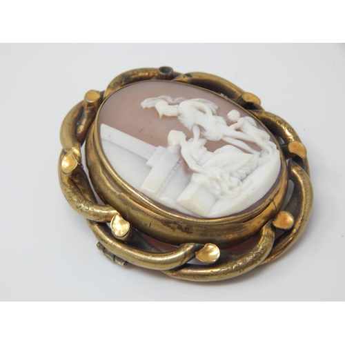 127 - C19 yellow metal swivel-mounted fine shell cameo depicting ancient scene of couple with cupid - no b... 