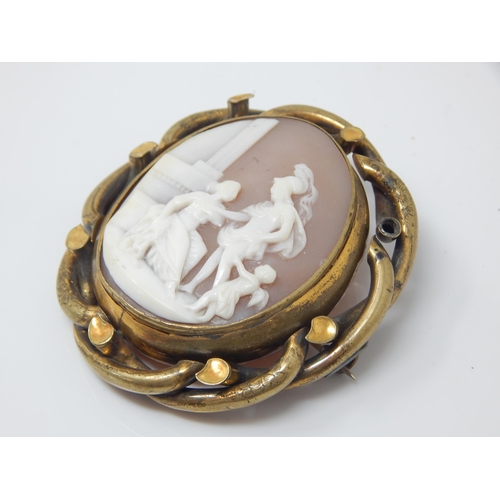 127 - C19 yellow metal swivel-mounted fine shell cameo depicting ancient scene of couple with cupid - no b... 