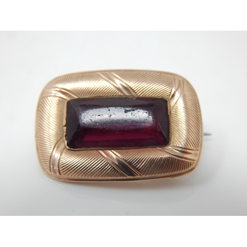 129 - Early C19 rectangular red stone (garnet?) and unmarked yellow metal brooch 24x17mm – ca 4.8g gross