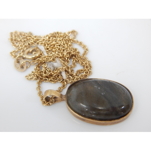 136 - Antique oval translucent agate pendant (ca 2cm) in 9ct open-back mount on 9ct chain (53 cm) - 7.7g g... 