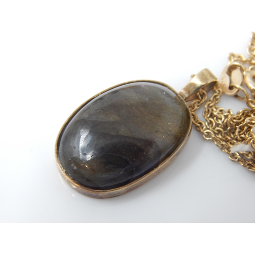 136 - Antique oval translucent agate pendant (ca 2cm) in 9ct open-back mount on 9ct chain (53 cm) - 7.7g g... 