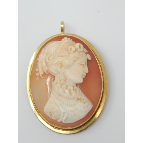 18ct Gold Mounted Cameo Brooch/Pendant: Measuring 37mm x 32cm: Gross weight 9.02g