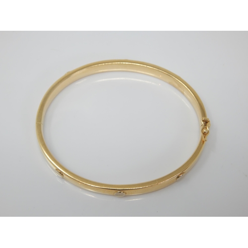 86 - 18ct Gold Hinged Bangle: Weight 19.64g