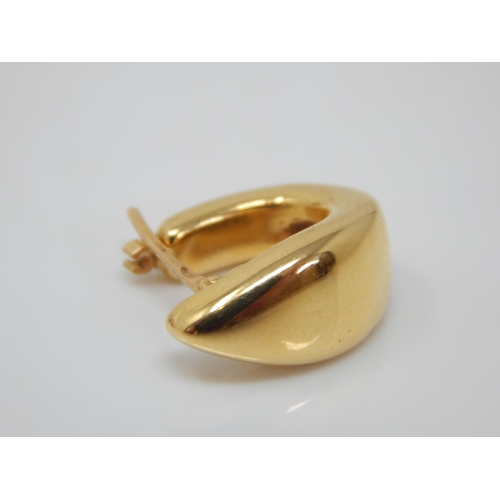 92 - 18ct Gold Single Earring: Weight 1.04g