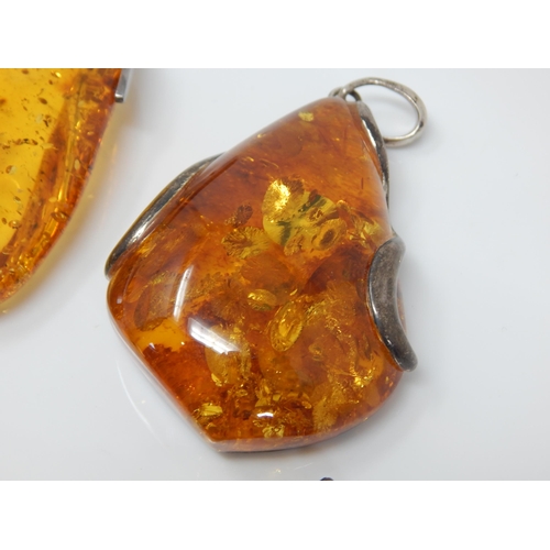 310 - 4 x Large Amber Pendants: Gross weight 126g