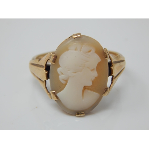 82 - 9ct Gold Cameo Ring: Size S: Gross weight 3.78g