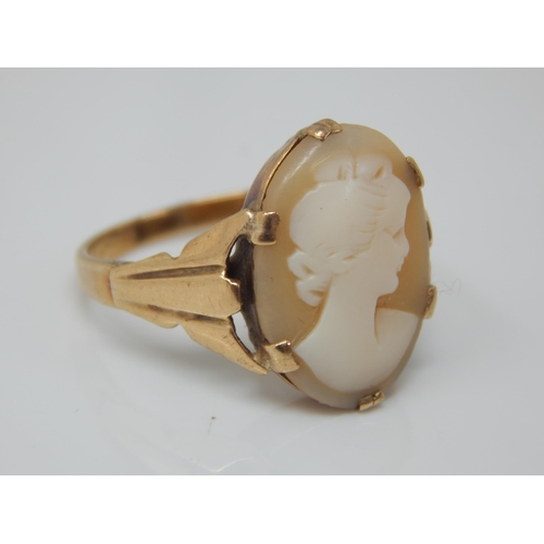 82 - 9ct Gold Cameo Ring: Size S: Gross weight 3.78g