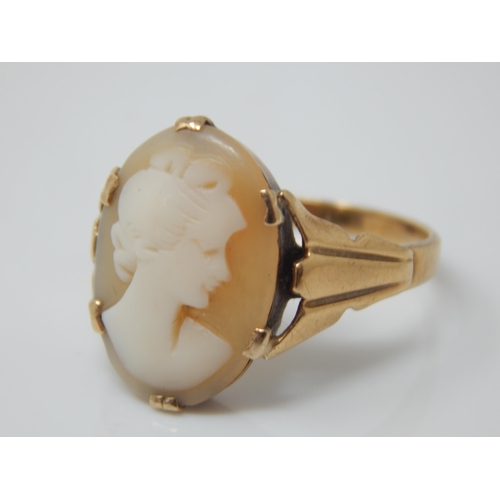 82 - 9ct Gold Cameo Ring: Size S: Gross weight 3.78g