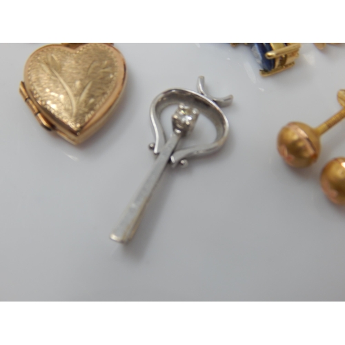 321 - 18ct White Gold Diamond Set Cross 1.93g together with a Quantity of 9ct Gold Oddments 7.37g