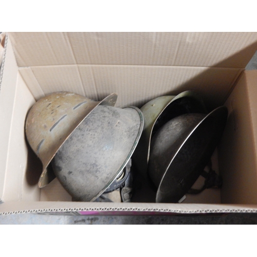 974 - Quantity of military helmets