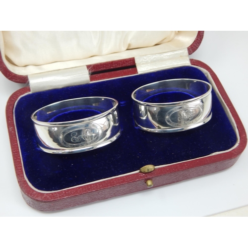 53 - A Pair of Edwardian Silver Napkin Rings: Hallmarked Sheffield 1905 by James Deakin & Sons: Presented... 