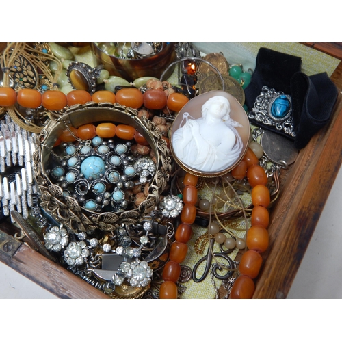 85 - A Quantity of Antique & Vintage Costume Jewellery Including a Yellow Metal Framed Cameo, Beads, Neck... 