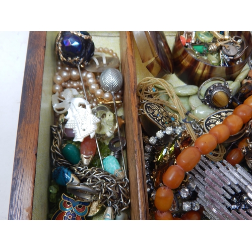 85 - A Quantity of Antique & Vintage Costume Jewellery Including a Yellow Metal Framed Cameo, Beads, Neck... 