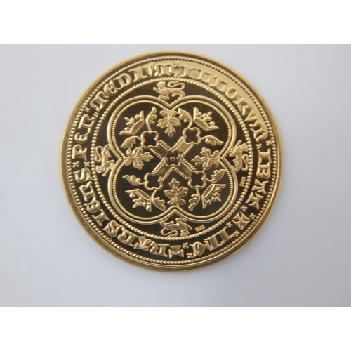 23 - 22ct Gold KING EDWARD III DOUBLE LEOPARD REPLICA GOLD COIN, limited no. 1948/5000, c.22mm diameter, ... 