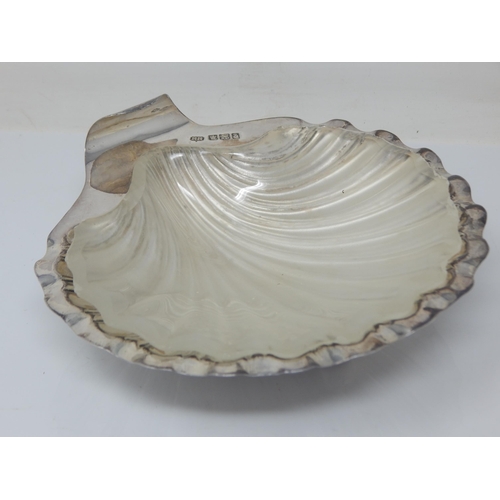 112 - Victorian Silver Scallop Shell Butter Dish with original frosted Glass Liner: Hallmarked Sheffield 1... 