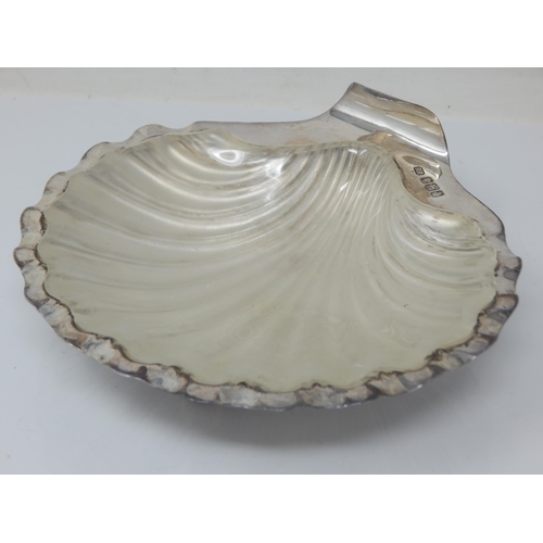 112 - Victorian Silver Scallop Shell Butter Dish with original frosted Glass Liner: Hallmarked Sheffield 1... 