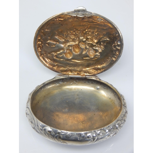 159 - 19th Century German 800 Standard Silver Snuff Box Decorated with Putti: Measures 7.5cm x 6cm