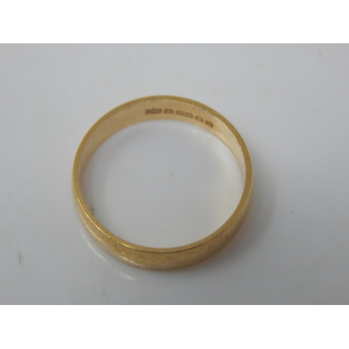 111D - 18ct Gold Wedding Ring: Size J: Weight 2.21g