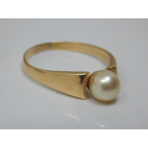 101E - 14ct Gold Pearl Ring: Size S/T: Gross weight 3.98g