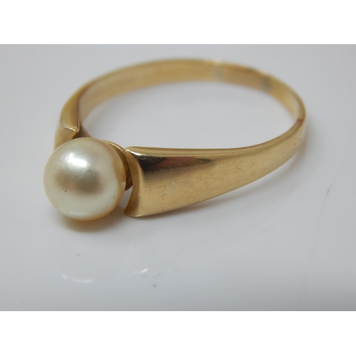 101E - 14ct Gold Pearl Ring: Size S/T: Gross weight 3.98g