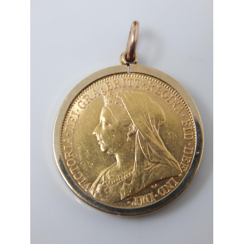 35I - QV 1900 Full Gold Sovereign in 9ct Mount: Gross weight 9.21g