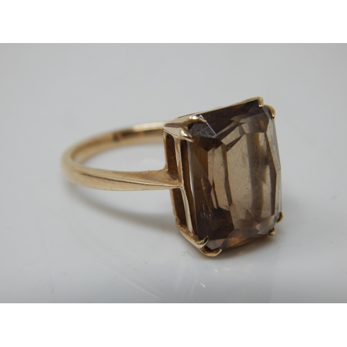 223 - 9ct Gold Smoky Quartz Ring: Size M/N: Gross weight 4.07g