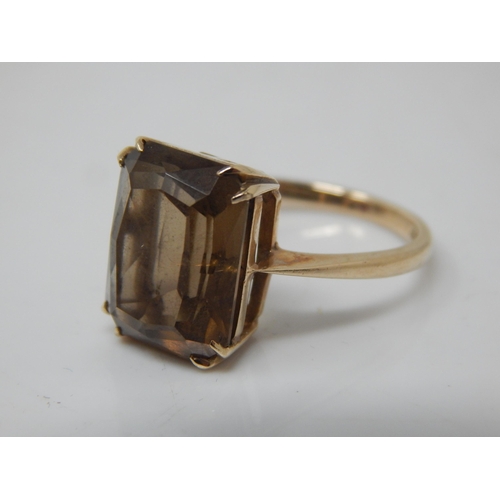 223 - 9ct Gold Smoky Quartz Ring: Size M/N: Gross weight 4.07g