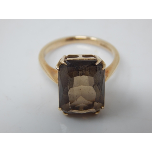 223 - 9ct Gold Smoky Quartz Ring: Size M/N: Gross weight 4.07g