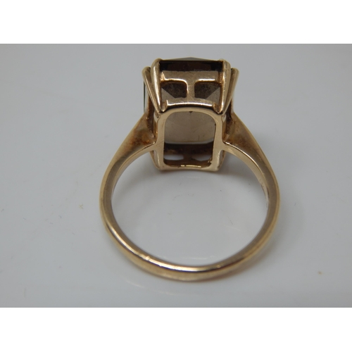 223 - 9ct Gold Smoky Quartz Ring: Size M/N: Gross weight 4.07g