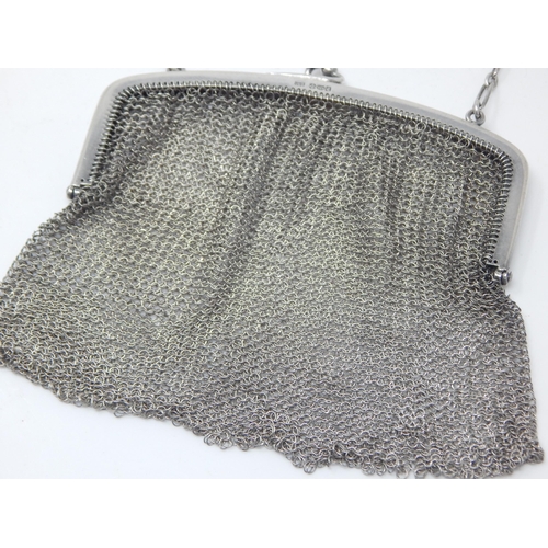 254 - A Ladies Silver Evening Bag: Hallmarked London 1916: Weight 112g