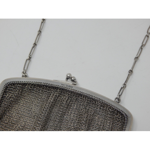 254 - A Ladies Silver Evening Bag: Hallmarked London 1916: Weight 112g