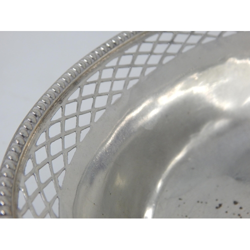 278 - An Oval Silver Bon Bon Basket with Pierced Rim & Swing Handle: Hallmarked Birmingham 1919 by Mappin ... 