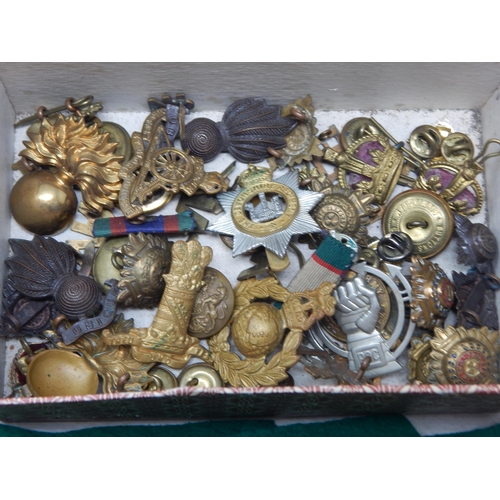 354 - A Box contained a quantity of WWI/WWII Military Badges & Buttons