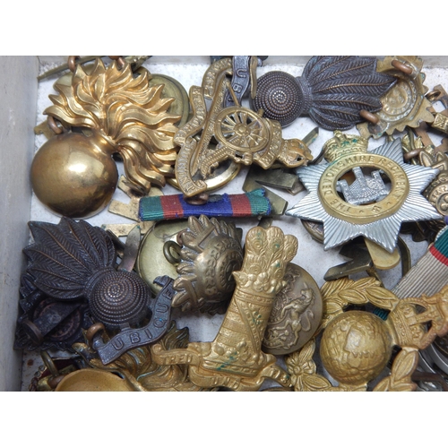 354 - A Box contained a quantity of WWI/WWII Military Badges & Buttons